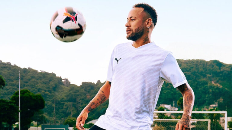 Não é só Neymar: veja ricaços que têm réplicas milionárias do Batmovel