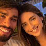 Esposa de Lucas Paquetá tem look questionado: ‘Essa calça não’