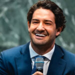 Alexandre Pato exibe carro de R$ 2 milhões e detalhe com o filho chama atenção