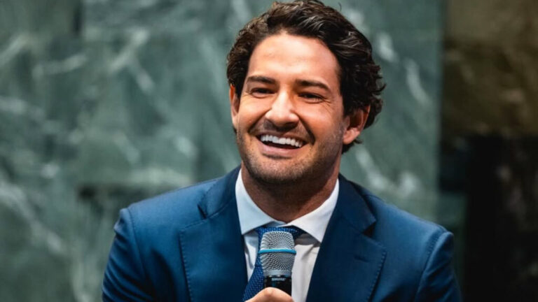 Alexandre Pato exibe carro de R$ 2 milhões e detalhe com o filho chama atenção