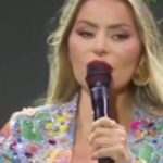 Cantora Walkyria Santos reclama do público em show e divide opiniões: ‘Desnecessário’