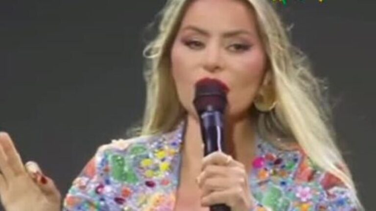 Cantora Walkyria Santos reclama do público em show e divide opiniões: ‘Desnecessário’