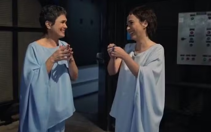 Tatá Werneck imita Sandra Annenberg na cara da apresentadora; veja a reação