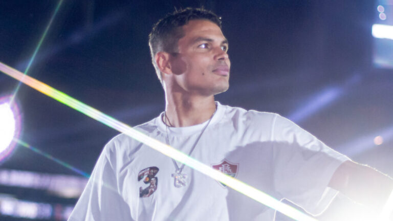 Mansão de Thiago Silva reúne luxo moderno e “museu” da carreira