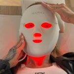Influencer famosa se envolve em polêmica com vizinho que associou máscara de LED a atividade extraterrestre