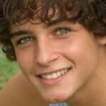 Sucesso nos anos 2000, Felipe Dylon aparece na praia e aparência vira assunto: ‘Outra pessoa’