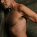 Aos 53 anos, ex-galã de novelas posa sem roupa  após se assumir gay
