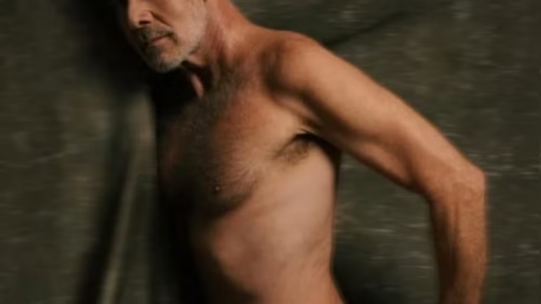 Aos 53 anos, ex-galã de novelas posa sem roupa  após se assumir gay