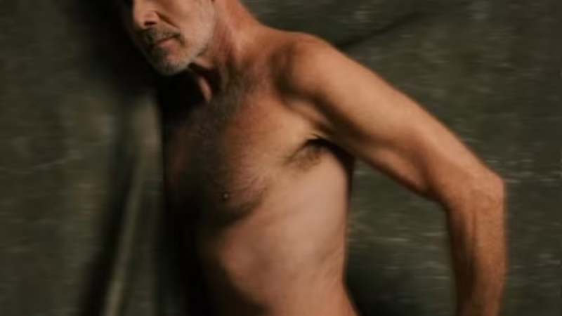 Aos 53 anos, ex-galã de novelas posa sem roupa após se assumir gay