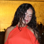 Apelou? Maisa impressiona com vestido vermelho e detalhe chama a atenção
