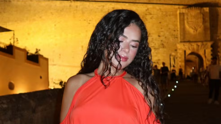 Apelou? Maisa impressiona com vestido vermelho e detalhe chama a atenção