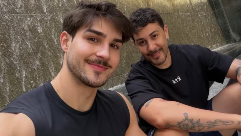 Carlinhos Maia faz pedido de namoro para amigo hétero; saiba quem é o rapaz que encantou o influenciador