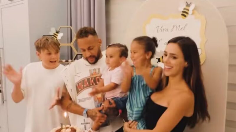 Bruna Biancardi expõe reação de Neymar após eliminação da Copa e mostra viagem em família — Foto: YouTube