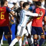 Soberba? Jogador da Argentina perde a cabeça com festa da Espanha e agride rival pelo pescoço
