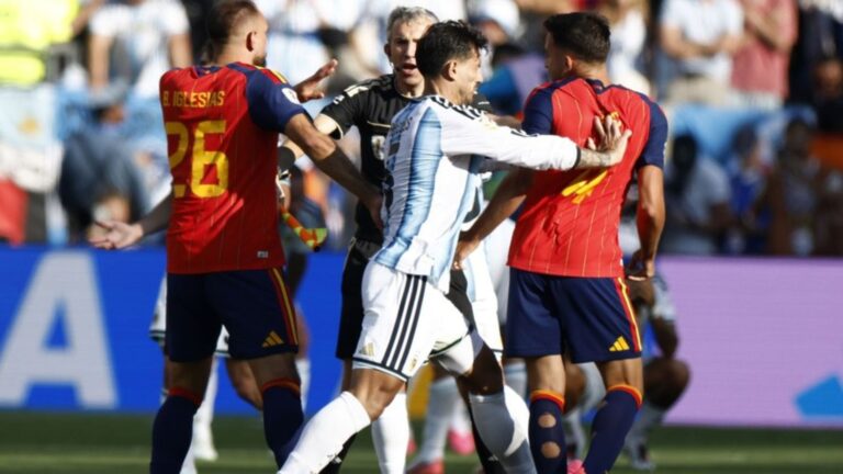 Soberba? Jogador da Argentina perde a cabeça com festa da Espanha e agride rival pelo pescoço