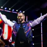 Grave? Cantor fala pela primeira vez após cair de altura de dois metros do palco em show