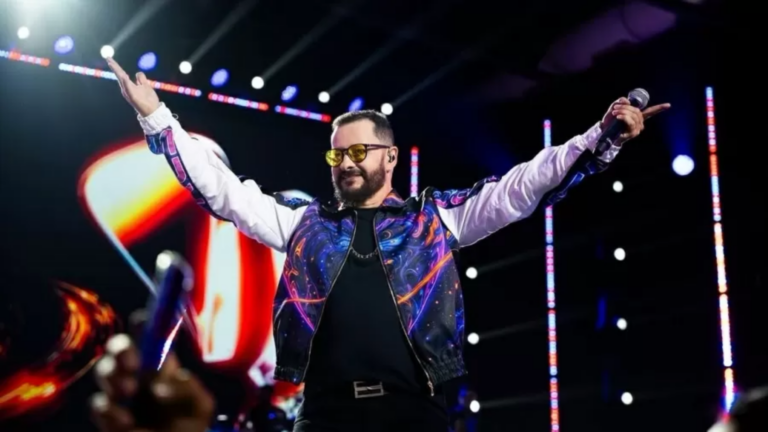 Grave? Cantor fala pela primeira vez após cair de altura de dois metros do palco em show
