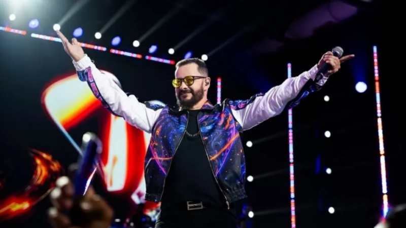 Grave? Cantor fala pela primeira vez após cair de altura de dois metros do palco em show