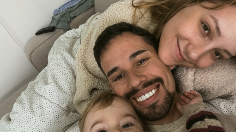 Viúvo de Isabel Veloso surge com a noiva e o filho em publicação e web não perdoa