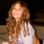Paolla Oliveira posa em piscina e parte debaixo do corpo rouba a cena: ‘Gigante’