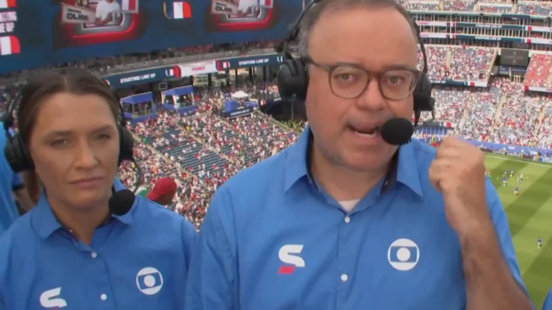 Pediu pra sair? Narrador da Globo reclama ao vivo de condições de trabalho na Copa