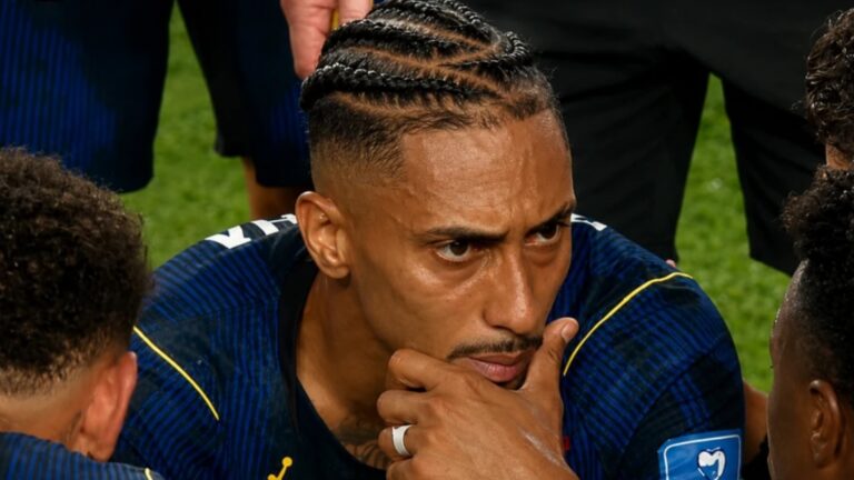 Raphinha se manifesta após Brasil ficar fora da Copa do Mundo e manda recado para nova geração: ‘Dor’