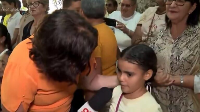 Menina surpreende repórter da Globo ao vivo ao chorar e falar da mãe falecida: ‘Eu quero muito ter uma’