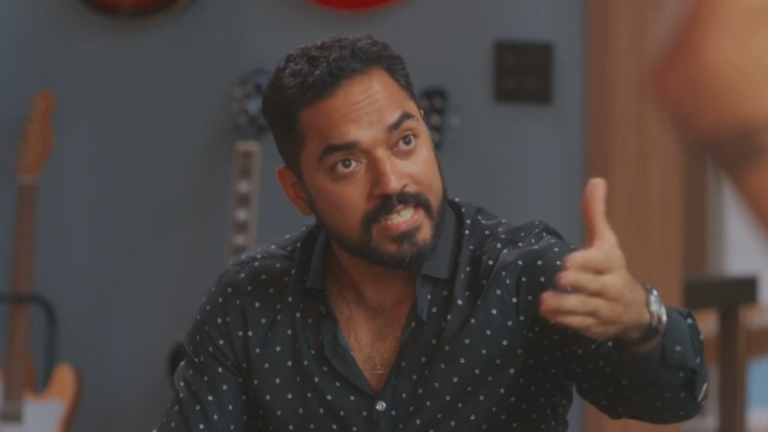 ‘Coração Acelerado’: Ronei chantageia João Raul e o obriga a tomar decisão drástica