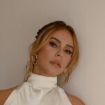 Paolla Oliveira usa vestido branco com detalhe ousado e para a internet: ‘Meu Deus’