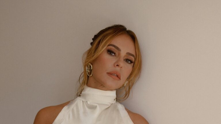 Paolla Oliveira usa vestido branco com detalhe ousado e para a internet: ‘Meu Deus’