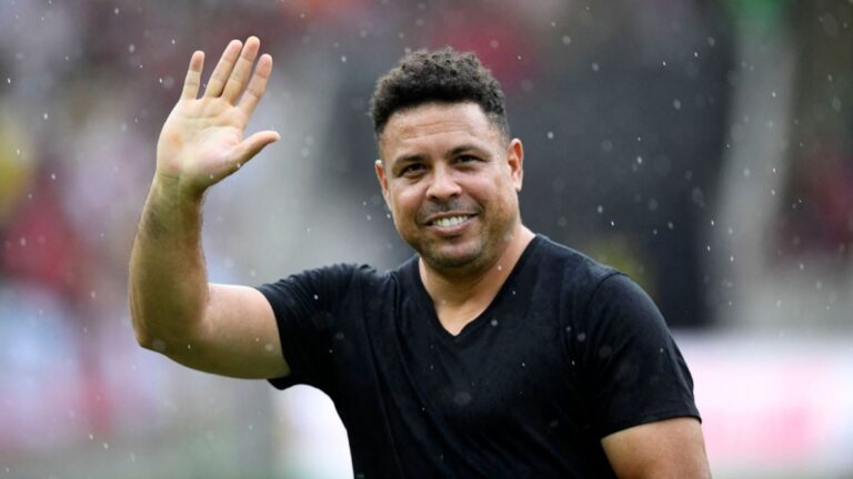 Herdeira gata de Ronaldo Fenômeno vira asssunto ao sugir em clima íntimo com o namorado