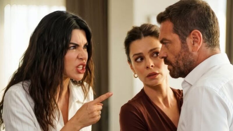 Ayça, Karsu e Bora (Reprodução/Record)
