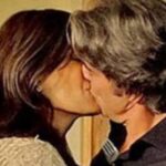 ‘Avenida Brasil’: Após confusão com esposas, Alexia acaba cedendo às investidas de Cadinho