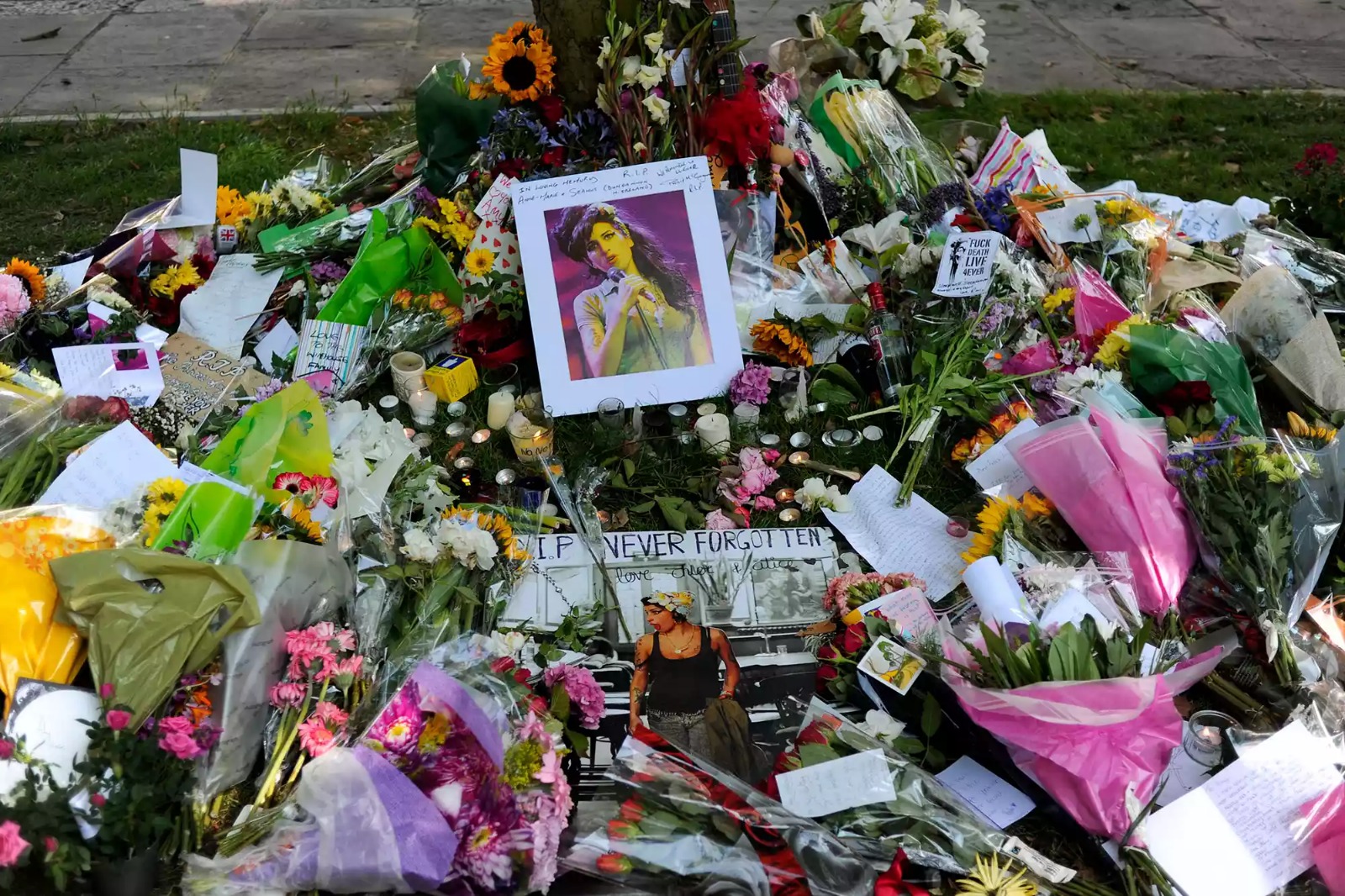 Flores, fotos e mensagens são deixadas em homenagem à falecida estrela da música soul e pop, Amy Winehouse (Redes Sociais)