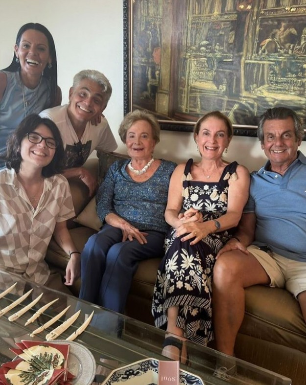 Glória Menezes com a família (Reprodução/Instagram)