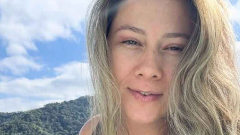 Influenciadora abre caixa postal e fica em choque com o que encontra dentro de um pacote