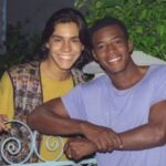 Primeiro casal gay das novelas: Galãs registram reencontro em food truck de ex-ator