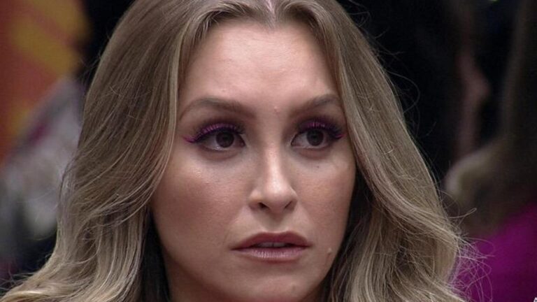 Outra pessoa? Aparência de Carla Diaz em show da Xuxa dá o que falar: ‘Bizarro’