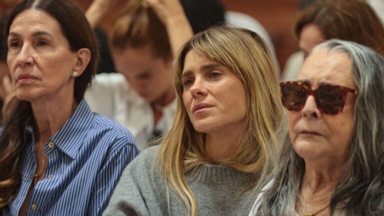 Atrizes choram muito em missa de um ano da morte de Preta Gil