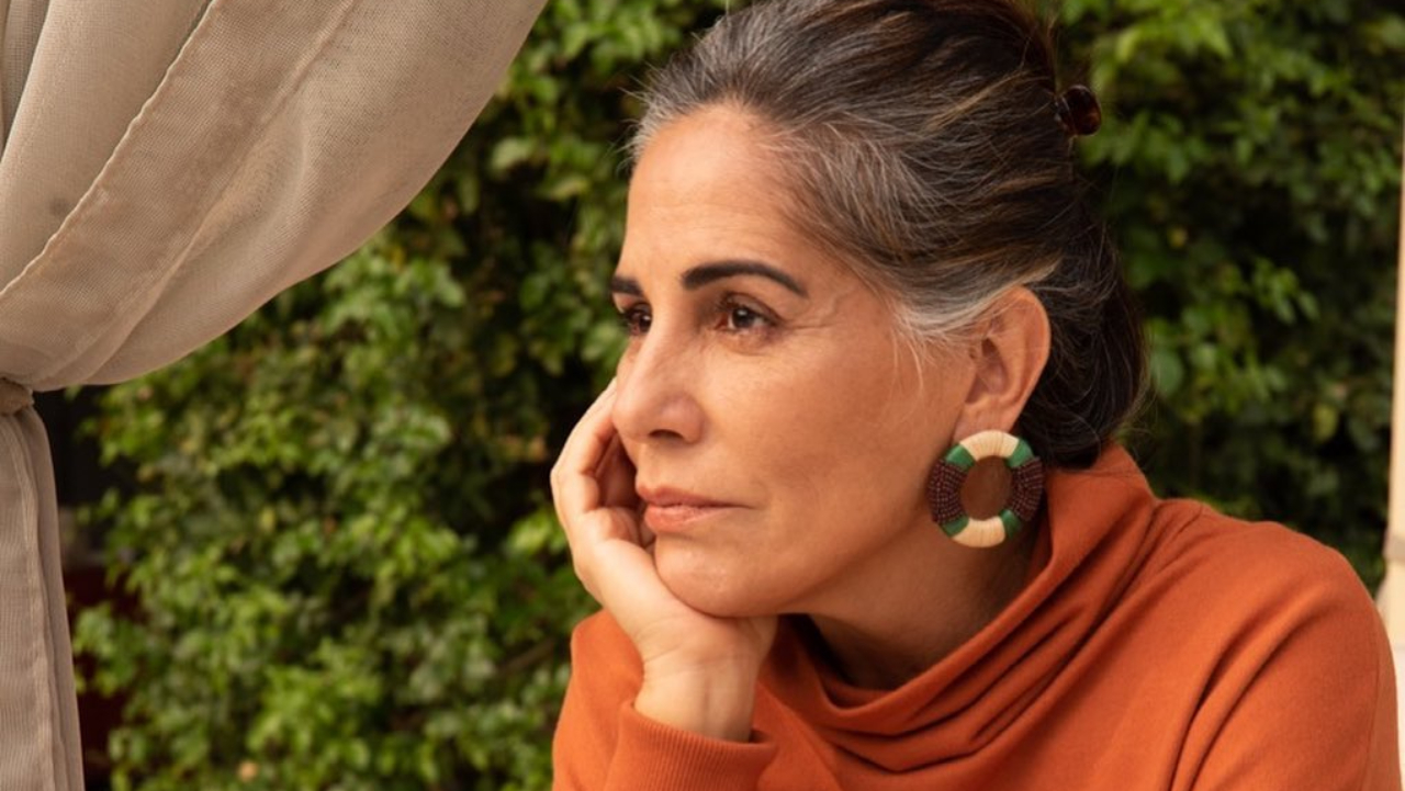 Gloria Pires surge em clique natural e critica padrão de beleza imposto pela sociedade: ”Uma mentira”