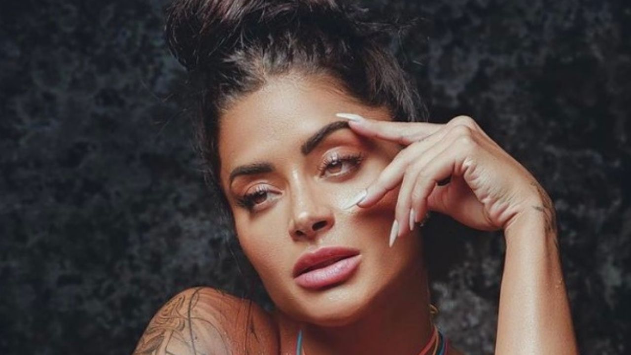 Aline Riscado posa de maiô exibindo corpão escultural e impressiona fãs: “Deusa mais perfeita”