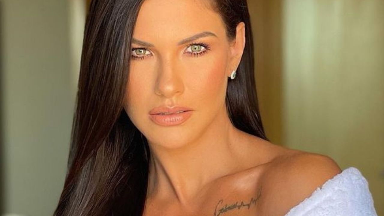 Andressa Suita posa só de roupão e apresenta novo visual após alongar os cabelos: “Ainda mais linda, como pode?”