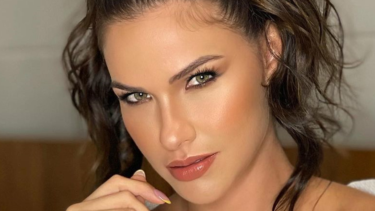 Andressa Suita posa com roupão aberto sem nada por baixo e ganha elogios: “Perfeita”