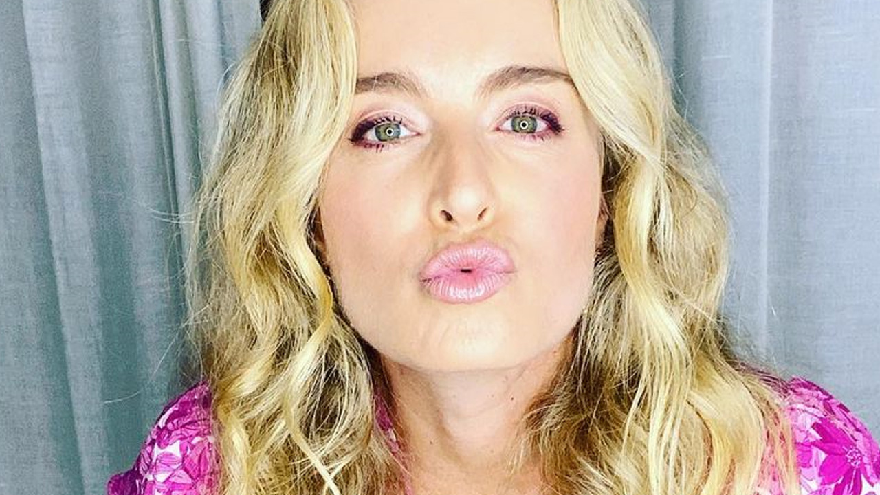 Aos 47 anos, Angélica exibe decote até o umbigo e agrada seguidores: “Maravilhosa”