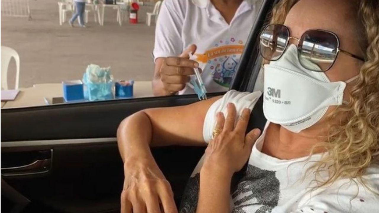 Aos 55 anos, Daniela Mercury toma primeira dose da vacina e explica motivo: “Maior probabilidade de infecção”
