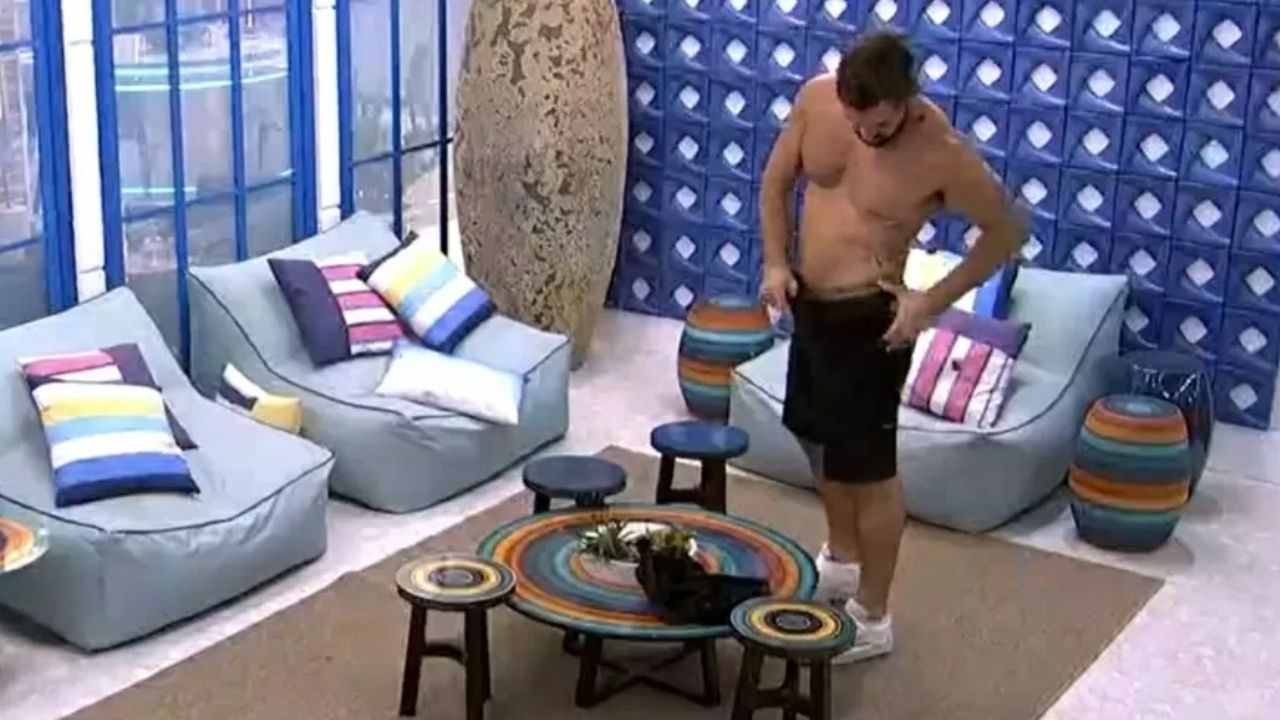 BBB21: Arthur começa a tirar a roupa ao vivo e assusta Tiago Leifert que corta transmissão: “Achei que ia pular nu”