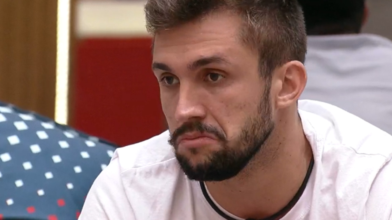 BBB21: Ops! Arthur leva punição ao citar “questão financeira” de Fiuk: “Se tá ruim para ele, imagina para mim?”