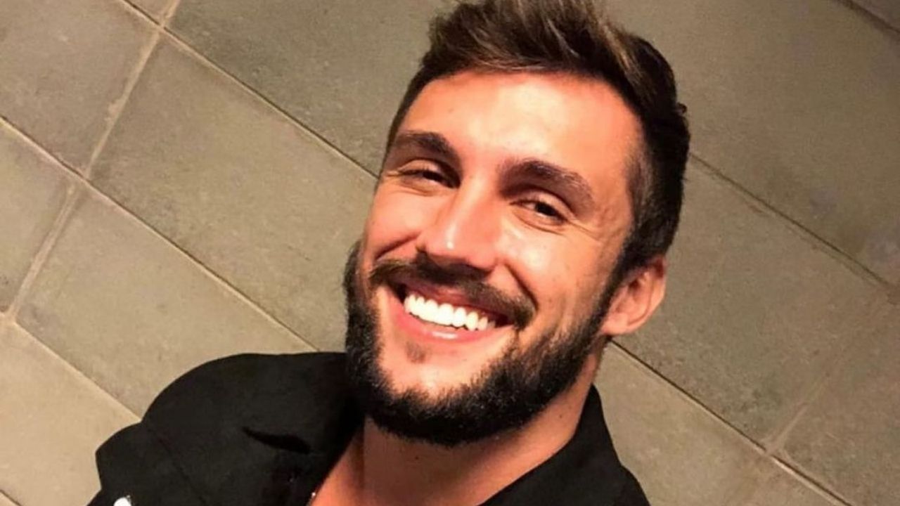 BBB21: Em alta, Arthur recebe carinho dos fãs e enche sala com presentes: “Estou muito feliz”