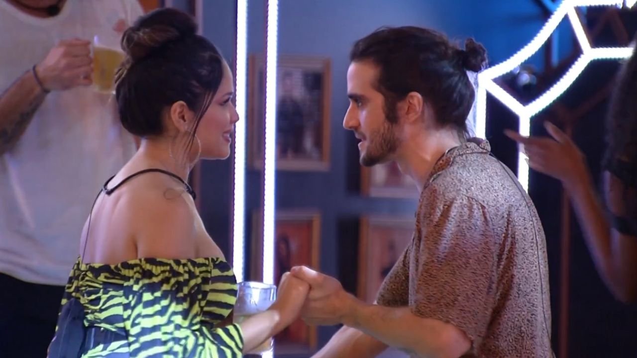 BBB21: Bem saidinho, Fiuk troca flertes e olhares com Juliette e sister se derrete: “Olho de gato pidão”