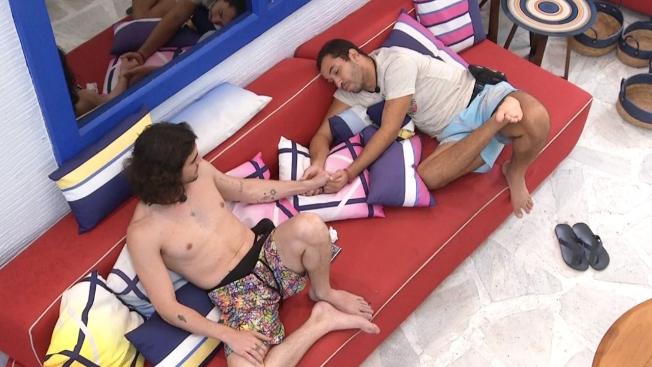 BBB21: Gilberto procura Fiuk, pega nas mãos do brother e faz proposta ao ator: “Eu quero chegar na final”